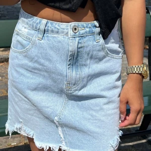 Designbysi jeanskjol - Snygg jeanskjol från designbysi! Säljer då den är för liten, storlek S