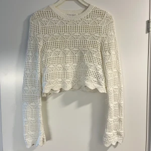 Vit tröja  - En vit supersnygg tröja från Amisu i storlek M🫶🏼 endast använd 1 gång!! 