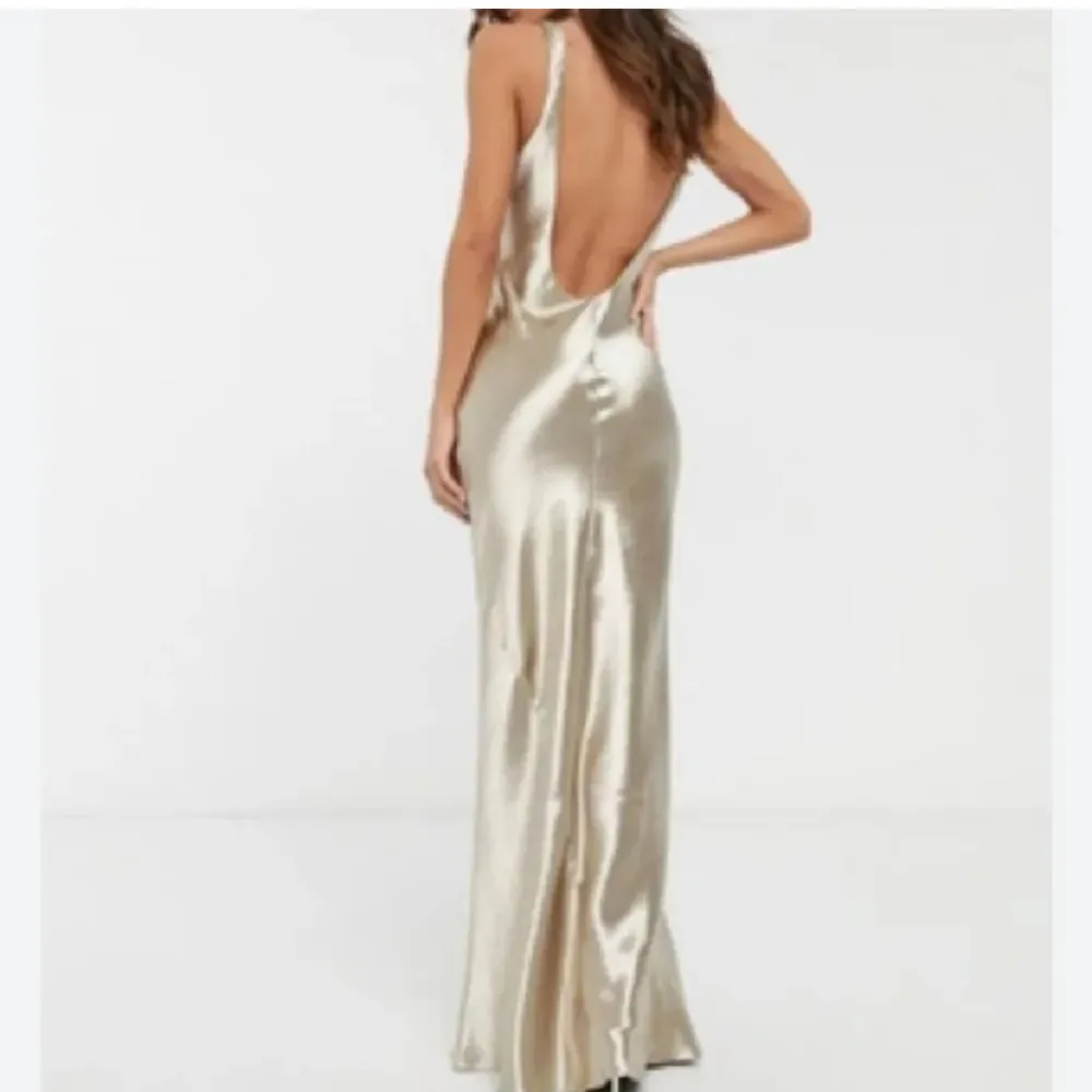 Super fin guld/champangefärgad balklänning från asos 🩷     Jätte bra skick, inga defekter 💞  Använd en gång. Klänningar.