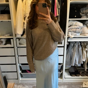 Ljusblå satinkjol - Satinkjol ifrån märket yas, köpt förra sommaren men säljer pga den kommer inte till användning och är lite för liten för mig. Strl. S