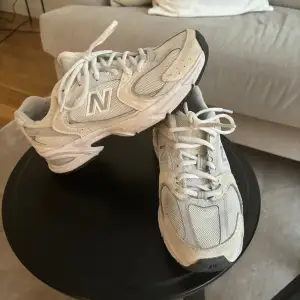 Ett par new balance skor som är använda ett fåtal gånger i strl 37,5💙 (Dem är i gott skick! Men går att rengöras yttligare)