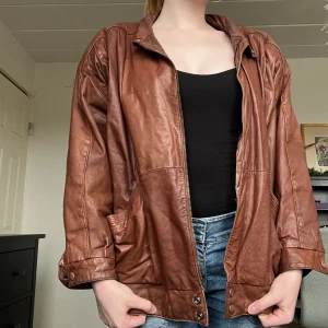 Janbell läderjacka - Vintage läderjacka med axelvaddar i äkta läder. Några mindre skador på innertyget. Skriv om du vill ha fler bilder! 