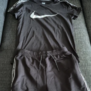 Nike tracksuit  - Säljer en Nike dress i mycket bra skick knappt använda och nypris 1100. Skriv om ni har funderingar eller frågor😊