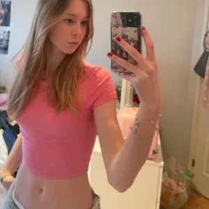 Rosa crop top  - Super gullig Rosa crop top från zara. Har bara använt två gånger!🎀