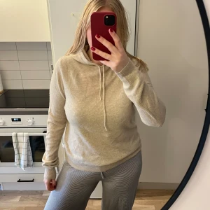 Soft goat hoodie - Super fint skick!! använd enstaka gånger Nypris 2495 kr 