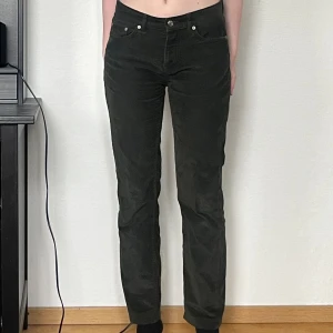 Arket manchesterbyxor  - Midwaist gröna manchesterbyxor i gott skick. Köpta secondhand. Herrmodell men passar mig bra som kvinna. Skriv om du vill ha fler bilder! Använd ”köp nu”.