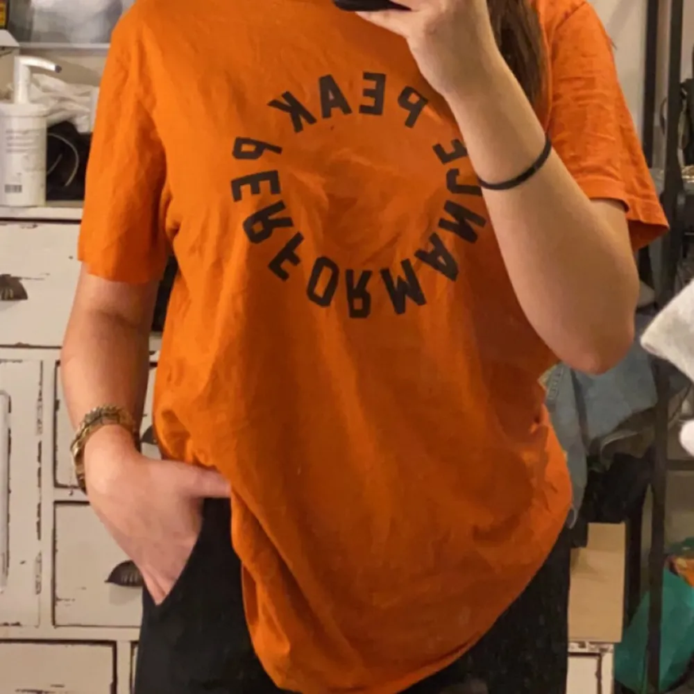 En orange peak T-shirt med tryck🧡. T-shirts.