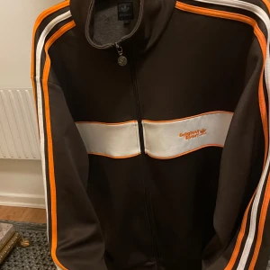 Adidas träningsjacka  - Fint skick Stor i storleken. Som en XXL Står XL i den