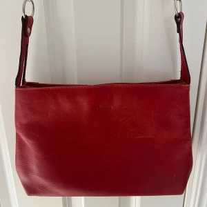 Röd axelremsväska  - Jättefin vintage axelremsväska som tyvärr inte kommit till användning.❤️‍🩹