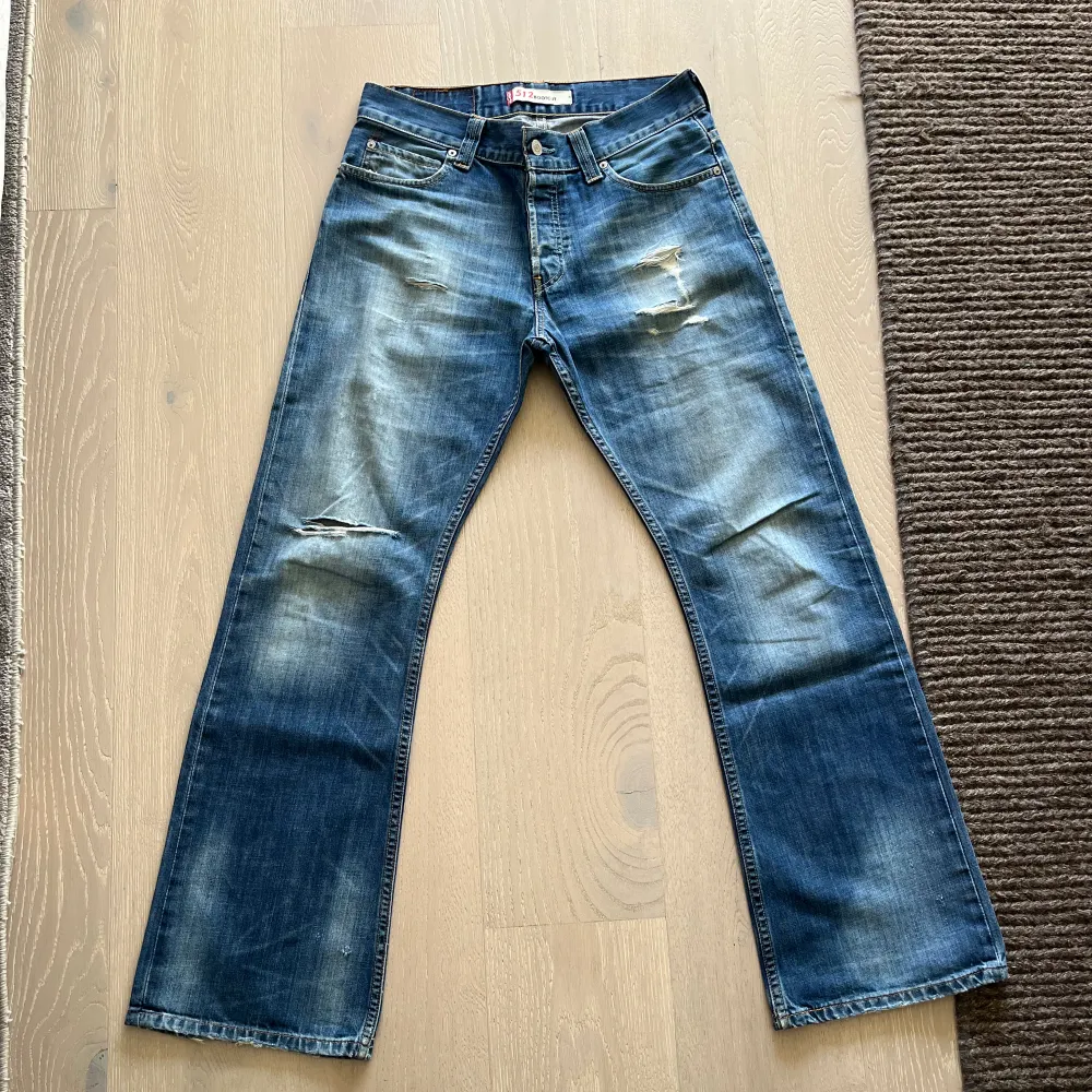 Skitsnygga bootcut jeans från Levi’s, köpta second hand och är i bra skick. Inte använda många gånger. Jeans & Byxor.