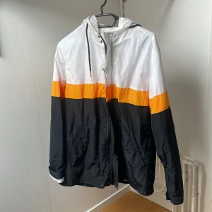 Regnjacka unisex - Regnjacka inköpt på forever21. Det är xs för män, men jag som xs kvinna har använt den. Skulle säga den är som S/M för oss tjejer. Knappt snvänt. Vill typ ej sälja 😍 men kommer ej till användning. Köparen står för frakten. Först til kvarn 😊😊
