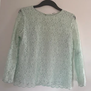 Blus  - En fin blus som passar perfekt till fest eller kalass. Har ett fint tjog av spets som gör den extra fin. Skön och bekväm blus. Har en jätte fin ljus grön färg som lutar lite åt de turkosa hållet. 