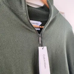 Tja, jag säljer nu min skit snygga och helt sprillans nya, snygga stickade Calvin Klein halfzip i 100% merino ull med alla tags kvar. Nypriset är 1700kr men jag säljer den nu för ett kanonpris så passa på.  Gratis frakt!🤝