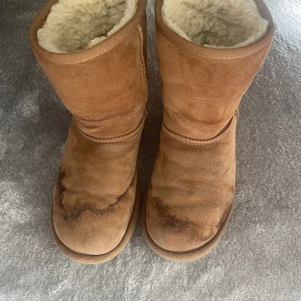 Säljer dessa använda uggs, men som fortfarande är i ett bra och välfungerande skick. Skorna är köpta slutaålda på det föesta sidor och köpta för 1 895kr. Självklart äkta! Säljer för 500 p.g.a vattenfläkarna på framsidan. Passar alla mellan 10-13 år. . Skor.