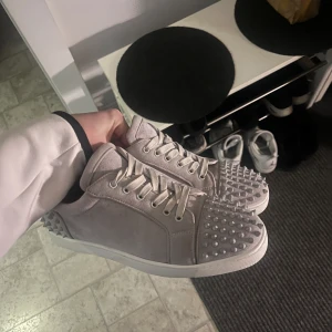 Louboutin  - Säljer nu mina Louboutin använda 5 gånger. Storlek 43. Cond 8/10. Jag tvättar dem innan jag skickar dem så dem är rena när du får dem. Vid snabb affär kan priser diskuteras