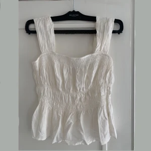 Sommar topp - Fin topp i bomull. Endast testad, säljer då den är för liten för mig🩷  Skickar med spårbar frakt som köparen själv står för☺️