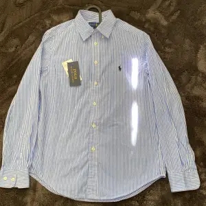 Säljer min polo Ralph lauren skjorta effter som den är för liten. Skick 9/10 ny pris 1000kr mitt pris 399kr. Hör av er vid frågor