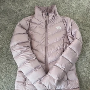 The North Face Jacka - Äkta, från USA! Skriv för frågor. Den har bara använts några gånger har inga hål. 