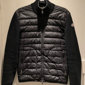 Moncler Cardigan  - Tjena! Säljer denna sjukt feta Moncler Cardigan! Passar sjukt bra nu inför våren, Plagget är såklart äkta och bevis finns!✅Säljer pågrund av för liten storlek.  Hör gärna av er vid funderingar!🤩‼️OPS tar byten även 