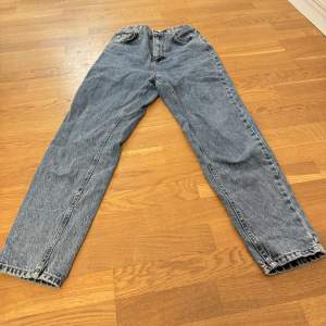 Högmidjade jeans i baggy loose fit från Pull & Bear. Skriv för frågor ❤️