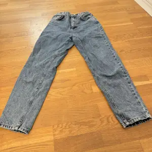 Högmidjade jeans i baggy loose fit från Pull & Bear. Skriv för frågor ❤️