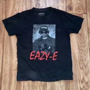 Nice svart vintage RUTHLESS RECORDS Eazy-E T-shirt. Storlek L men sitter som M. Svarar på alla frågor 