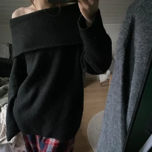 Stickad offshoulder tröja - Stickad offshoulder tröja från hm. Nyskick. Säljer pga fel storlek. Nypris ca 300 kr💕