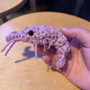 Virkad räka  - Räkor virkade av mig. Köp din egen emotional support räka. Frakt är 18 kr via brev eller så kan man använda frakt via Plick 