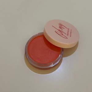 Säljer den här blushen från makeupmekka som är använd vilket syns på bild 1, men endast testad 🤍den är i färgen oh my dear säljer för 40kr