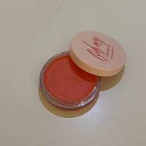 Blush  - Säljer den här blushen från makeupmekka som är använd vilket syns på bild 1, men endast testad 🤍den är i färgen oh my dear säljer för 40kr