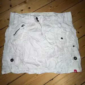 vit cargo kjol. köpte på sellpy men är inte riktigt min stil!! hör av dig för mer bilder 🩵