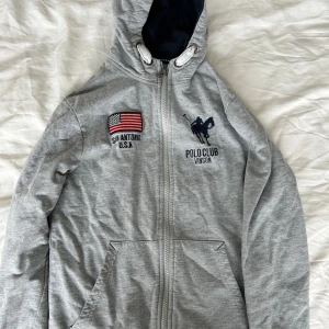 ÄKTA POLO KOFTA! - säljer min änta polo ralph laurent kofta då den är för liten för mig! inga defekter och kontakta vid frågor!🥰