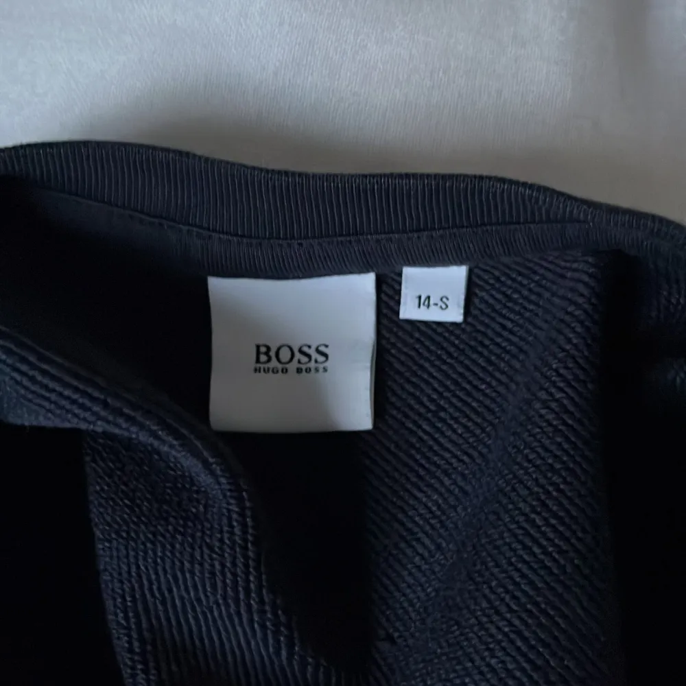 Tja! Säljer denna feta Hugo Boss tröjan som är perfekt till sommaren och tröjan är som ny. Hör av er om ni har några frågor.💯🍾. Hoodies.