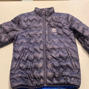 Adidas Jacka  - Skada vid höger arm, hål som går att sy.  Storlek: S