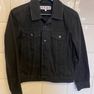Stay jeansjacka  - Svart/grå jeansjacka från stay.  Fint skick, knappt använd! 