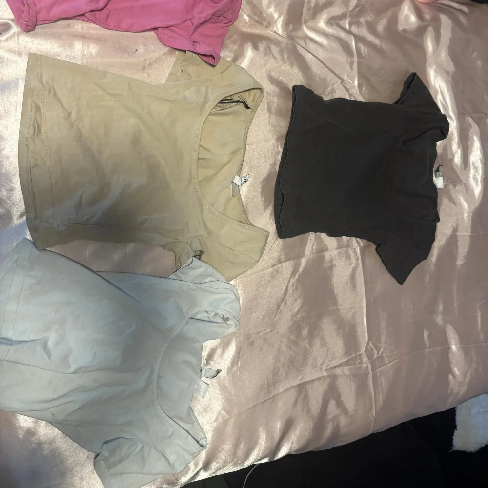Jag säljer dessa hm tröjor i fyra olika färger. Det finns rosa, vit, beige och mörkgrå . T-shirts.