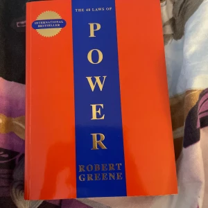 Böcker/bok - Säljer den här mäktiga boken som jag bara har läst lite av eftersom jag håller på att läsa andra böcker. Det är den mest internationella sålda boken💓#bok #booktook #smink #beauty #hudvård #48lawsofpower