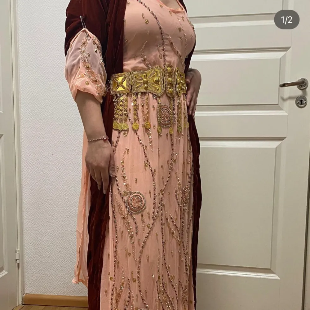 En elegant kurdisk klänning (lawandi) som endast använts vid ett tillfälle och har inga skador eller liknande. Hör gärna av dig vid intresse. Pris diskuteras!. Klänningar.