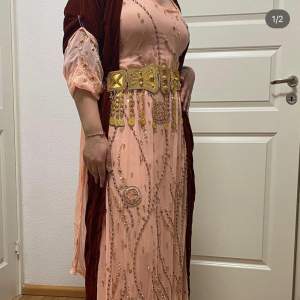 En elegant kurdisk klänning (lawandi) som endast använts vid ett tillfälle och har inga skador eller liknande. Hör gärna av dig vid intresse. Pris diskuteras!
