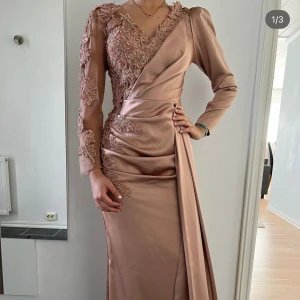 Klänning - En vacker och modern klänning som endast använts vid ett tillfälle och har inga skador. Den har en unik passform, hör gärna av dig vid intresse. Pris diskuteras!