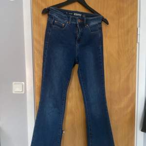 säljer dessa skit snygga jeans ifrån kappahl🔥🔥🔥har nästan bara legat i garderoben så mycket bra skick. De går att ha i midjan så som man vill😁😁