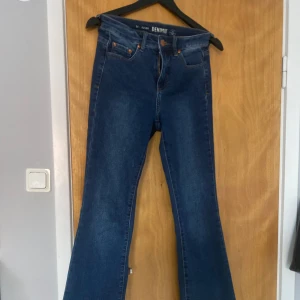 mörkblå bootcut jeans - säljer dessa skit snygga jeans ifrån kappahl🔥🔥🔥har nästan bara legat i garderoben så mycket bra skick. De går att ha i midjan så som man vill😁😁