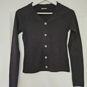 Svart ribbad topp - Superfin och enkel svart, ribbad topp med fastsydda knappar som detalj. Finns även en likadan i grå i min profil! 😍