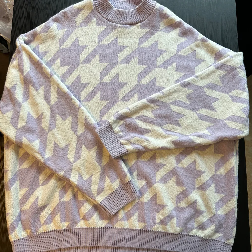 Oversize stickad tröja från ASOS med lila-vitt mönster . Stickat.