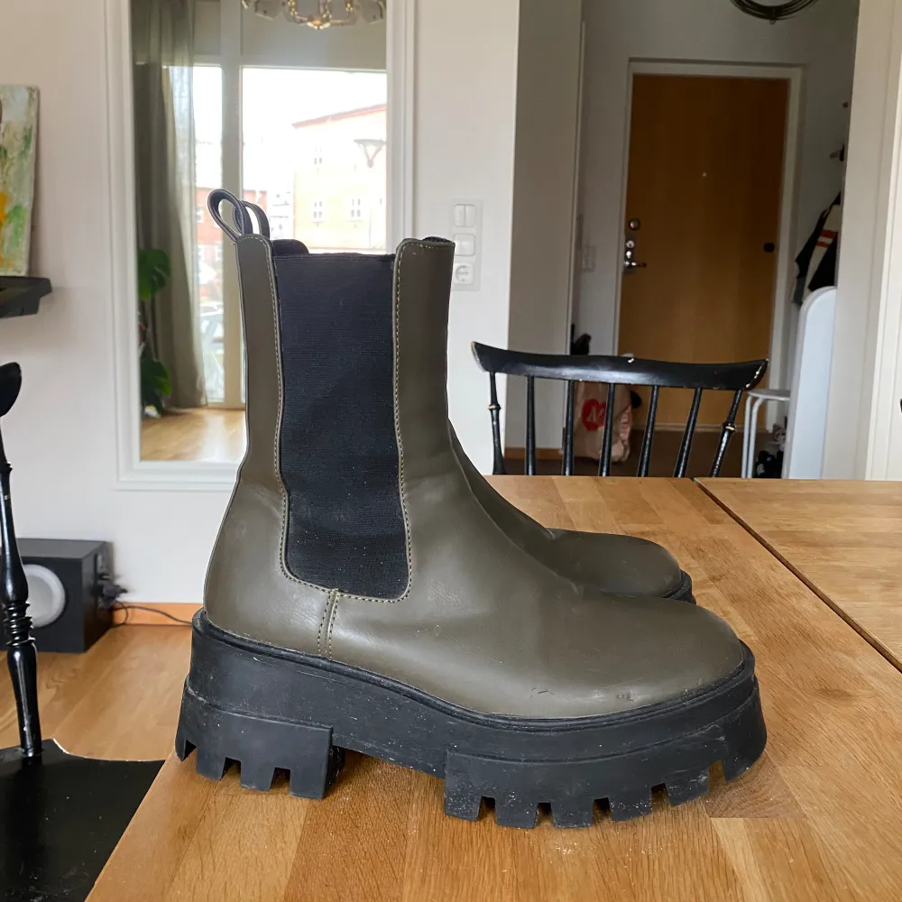 Militärgröna boots. Hög sula, både praktiskt och snyggt. I gott skick. Storlek 37, lite stora i storleken så passar mig bra som har 37/38.. Skor.