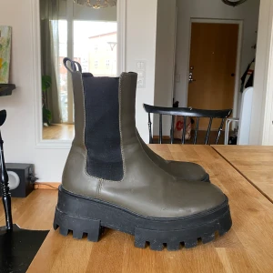Gröna kängor - Militärgröna boots. Hög sula, både praktiskt och snyggt. I gott skick. Storlek 37, lite stora i storleken så passar mig bra som har 37/38.