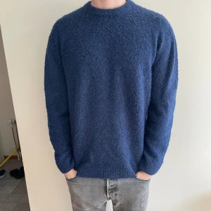 Stickad tröja - Stickad blå tröja från zara som är extremt skön! Storlek large. 