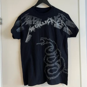 Metallica t-shirt - Metallica tshirt i storlek medium herr men passar mer som en small. Inköpt på Emp by sweden.  
