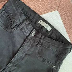 Säljer dessa ”Molly” jeans från Gina tricot, jeansen är skinny fit med midrise-hög midja. Mycket bra skick!🩷