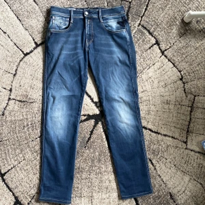 Replay Anbass  - Tja! Säljer dessa feta replay jeans då dom ej kommer till användning. Modell anbass, hyperflex och är bra skick (9/10). Tveka inge på att skriva om ni har frågor, kan gå ner i pris vid snabb affär!